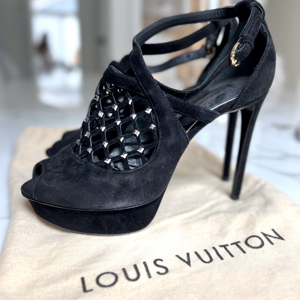 LOUIS VUITTON Crystal Embellished Black
Suede Pumps - US 7 | EU 37